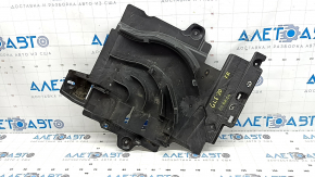 The rear right underfloor cover of a Mercedes W167 GLE 350 450 20-24 has broken fasteners.