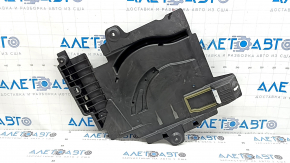 The rear right underfloor cover of a Mercedes W167 GLE 350 450 20-24 has broken fasteners.
