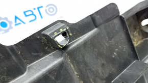 The rear right underfloor cover of a Mercedes W167 GLE 350 450 20-24 has broken fasteners.