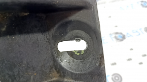 The rear right underfloor cover of a Mercedes W167 GLE 350 450 20-24 has broken fasteners.
