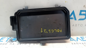 The fuse box cover under the dashboard of the Polestar 2 21-25 is worn out.
