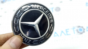 The Mercedes W167 GLE 350 450 20-23 hood emblem has peeled off.