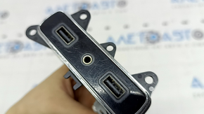 USB Media Hub Jeep Grand Cherokee WK2 20-22 scratches