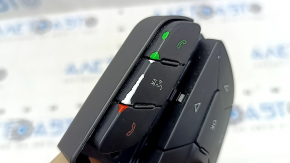 The left steering wheel control buttons on a Jeep Grand Cherokee WK2 14-22 have peeled off.