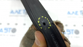 The rear right door seal of a Jeep Grand Cherokee WK2 11-22 has a torn fastener.