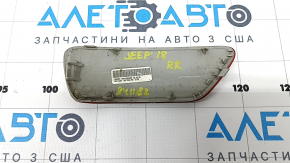 Jeep Grand Cherokee WK2 11-22 rear right reflector is worn.