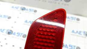 Jeep Grand Cherokee WK2 11-22 rear right reflector is worn.