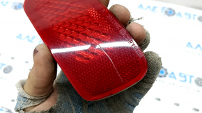 Jeep Grand Cherokee WK2 11-22 rear right reflector is worn.