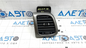Left dashboard air duct deflector for Jeep Grand Cherokee WK2 19-22 with silver trim, cracks in fasteners, broken fastener