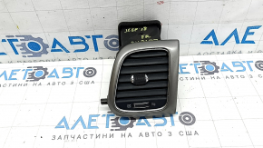 Right dashboard air duct deflector for Jeep Grand Cherokee WK2 19-22 with silver trim, cracks in fasteners, broken fastener