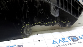 The front bumper guard of the Audi A4 B9 17-17 is broken.
