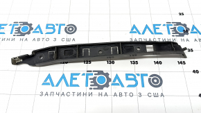 The left rear bumper mount for the Alfa Romeo Stelvio 18-25 is broken.