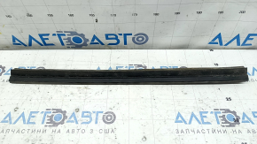 The lower rear right door seal of a Toyota Venza 21-24 is torn.