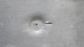 The hood insulation of the Jeep Cherokee KL 19-20 is torn.