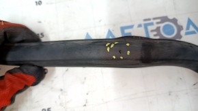 The front left door seal of the Audi A5 F5 17-24 5D is torn.