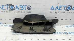 The lower control arm lining under the rear right spring of the Audi Q5 80A 18-24 is worn and has tears.