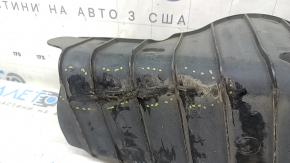 The lower control arm lining under the rear right spring of the Audi Q5 80A 18-24 is worn and has tears.