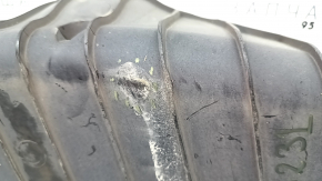 The lower control arm lining under the rear right spring of the Audi Q5 80A 18-24 is worn and has tears.
