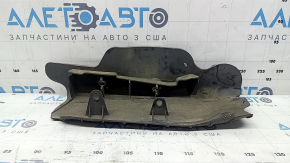The lower control arm lining under the rear left spring of the Audi Q5 80A 18-24 is worn and has tears.