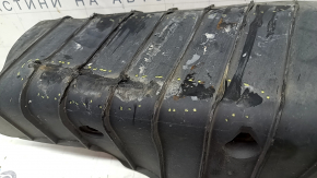 The lower control arm lining under the rear left spring of the Audi Q5 80A 18-24 is worn and has tears.