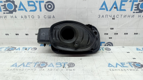 The fuel filler flap with the housing of the Audi Q5 80A 18-24 is broken.