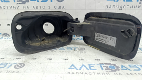 The fuel filler flap with the housing of the Audi Q5 80A 18-24 is broken.