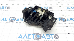 The battery distribution plate for the Mercedes W167 GLE 350 450 20-23 interior has a broken mount.