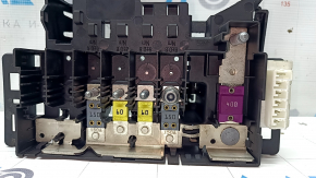 The battery distribution plate for the Mercedes W167 GLE 350 450 20-23 interior has a broken mount.