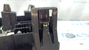 The battery distribution plate for the Mercedes W167 GLE 350 450 20-23 interior has a broken mount.