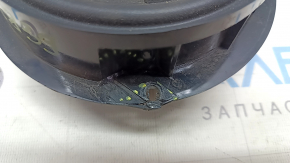 The front right door speaker of a Volkswagen ID.4 21-22 has cracked mountings.