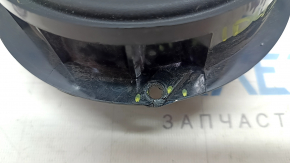 The front right door speaker of a Volkswagen ID.4 21-22 has cracked mountings.