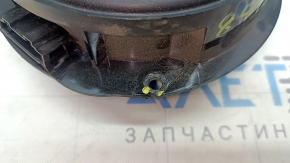 The front right door speaker of a Volkswagen ID.4 21-22 has cracked mountings.