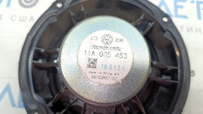 The front right door speaker of a Volkswagen ID.4 21-22 has cracked mountings.