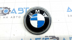 The paint on the BMW X5 F15 14-18 trunk lid emblem is blistering.