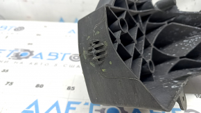The left eyepiece of the Jeep Grand Cherokee WK2 14-22 TV has a broken mount.