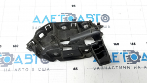 The front bumper mount, right fender of the Audi Q8 19-25, is broken.