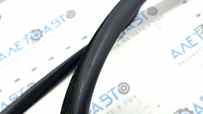 The rear right door seal for the BMW X5 F15 14-18 is worn out.