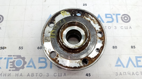 The rear left hub of a Volkswagen ID.4 21-22 is rusty.