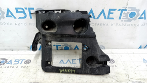 The rear bumper mount under the left light of the Audi A6 C7 16-18 is broken.