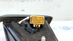 The inner taillight on the right side of the VW Jetta 19-24 has a broken mount.
