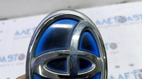 Toyota Prius V 12-17 tailgate emblem scratches