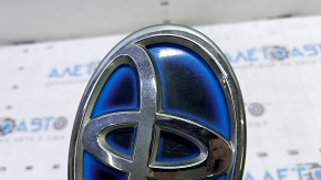 Toyota Prius V 12-17 tailgate emblem scratches