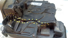 The front left door lock of a Volkswagen ID.4 21-25 is cracked.