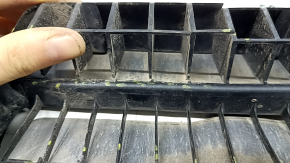 Right ventilation shield for Ford Escape MK4 20-24, cracks in the fasteners, broken fastener