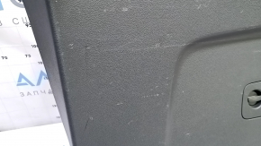 The lower trim panel of the Audi Q7 16-25 black trunk door has scratches.