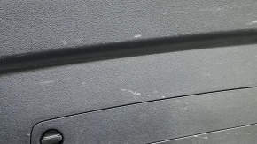 The lower trim panel of the Audi Q7 16-25 black trunk door has scratches.