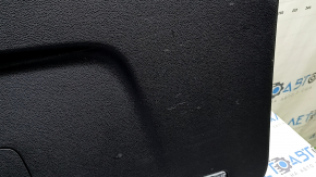 The lower trim panel of the Audi Q7 16-25 black trunk door has scratches.