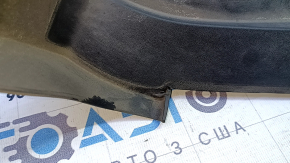 The right hood seal on an Audi Q7 16-25 is torn.