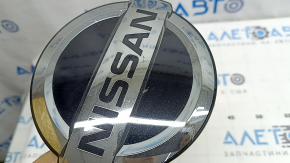 Nissan Rogue 2021-23 grille emblem scratches