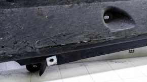 The left door sill guard for an Audi Q7 16-25 is cracked.